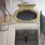 Continuiamo a salire. Un rosone tondeggiante sormontato da un piccolo architrave in pietra svetta sulla sporca parete di fronte a noi: ecco un�altra traccia superstite dell�antico convento